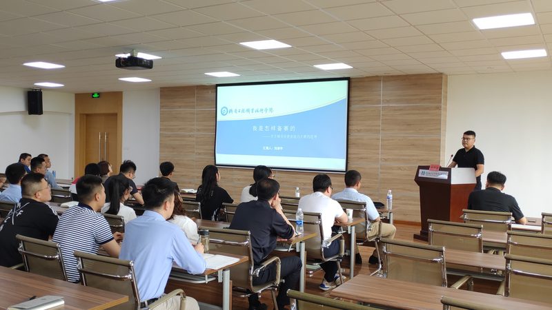 叉车培训费用主要由以下几部分构成：